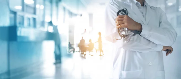 Profesional de la salud con estetoscopio en un pasillo hospitalario