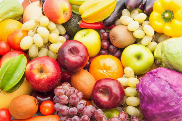 diferentes-frutas-verduras-frescas-comer-sano-dieta_3236-541