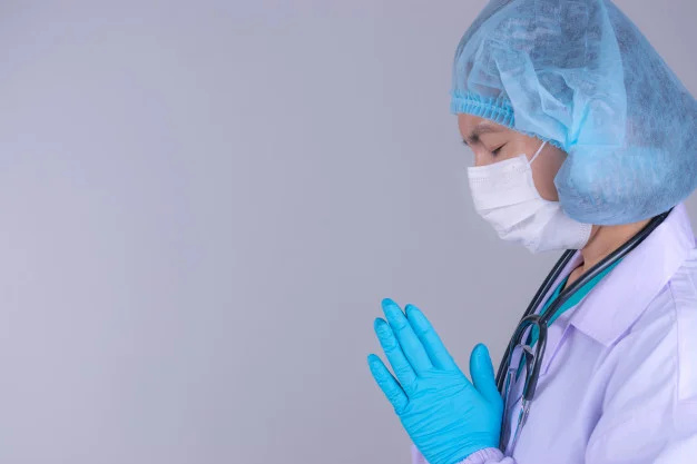 Profesional de la salud con mascarilla y guantes