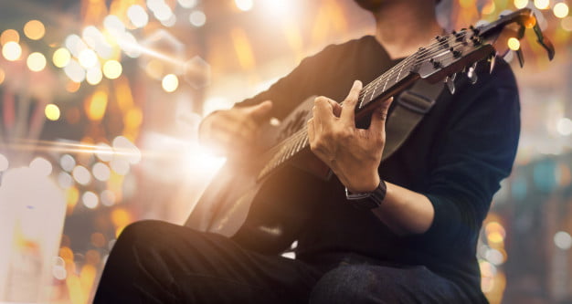 guitarrista-escenario-canta-concierto_34200-319