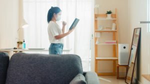 Mujer que utiliza una tableta en una sala