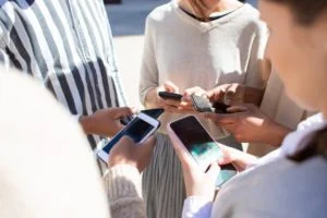Grupo de personas utilizando teléfonos móviles