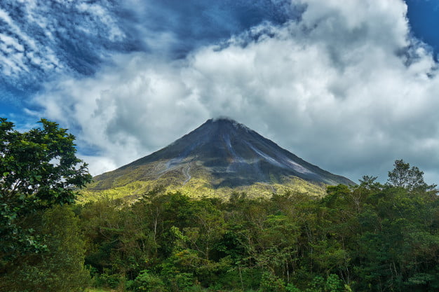 volcan-arenal-distrito-fortuna-costa-rica_47289-14