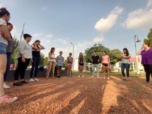 Grupo de jóvenes reunidos en un espacio al aire libre