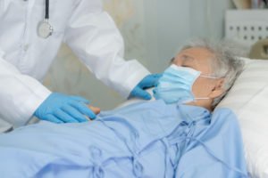 Paciente adulto mayor recibe atención hospitalaria