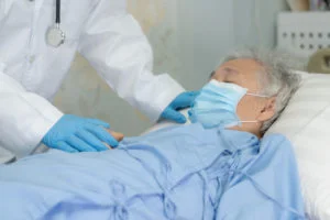 Paciente adulto mayor recibe atención hospitalaria
