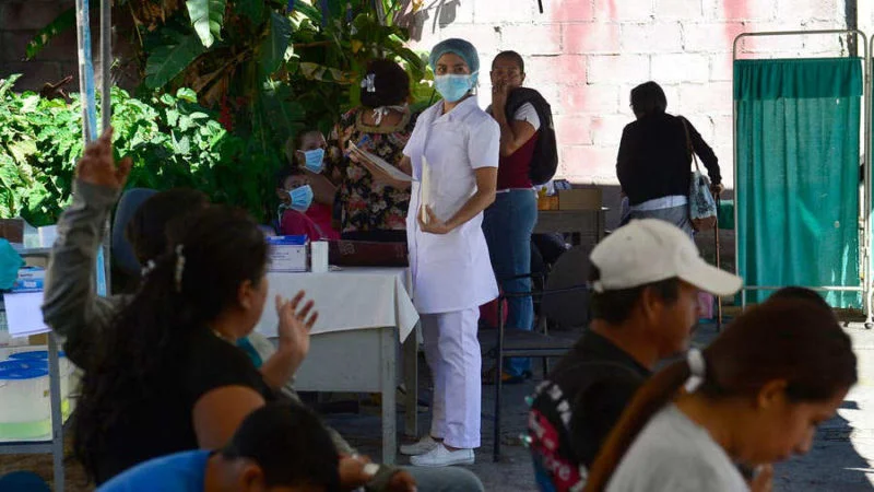 Personas esperan atención en una unidad de salud