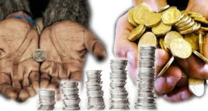 Manos con monedas y billetes como representación de la desigualdad económica