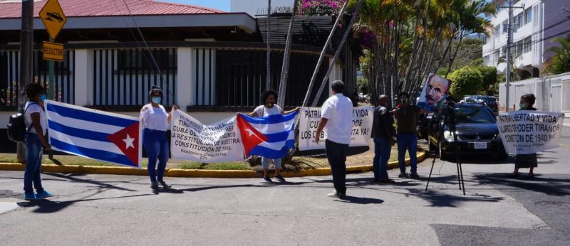 PORTADA 2 CUBANOS
