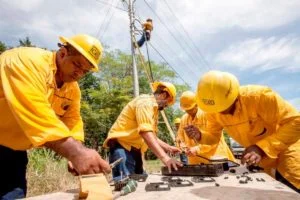 Trabajadores realizan labores de mantenimiento eléctrico