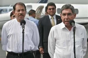 Dos hombres ofrecen declaraciones ante medios de comunicación
