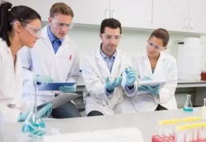 Equipo de jóvenes trabaja en un laboratorio