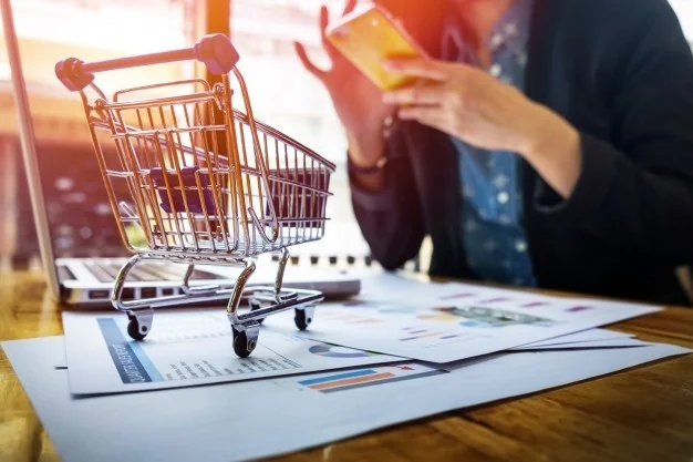 Persona realiza una compra en línea con tarjeta bancaria