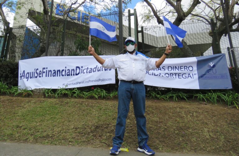 Nicaragüenses en Costa Rica exigen al BCIE deje de financiar al régimen Ortega-Murillo