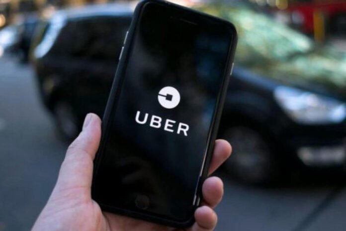 UBER 2 Teléfono con la aplicación de Uber dentro de un vehículo