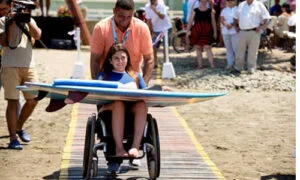 Mujer usuaria de silla de ruedas participa en una actividad deportiva