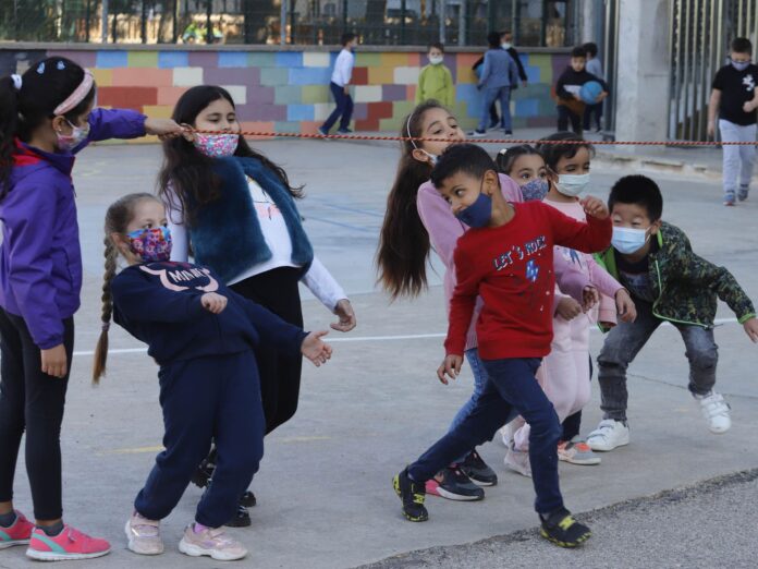 Niños corren en un espacio público