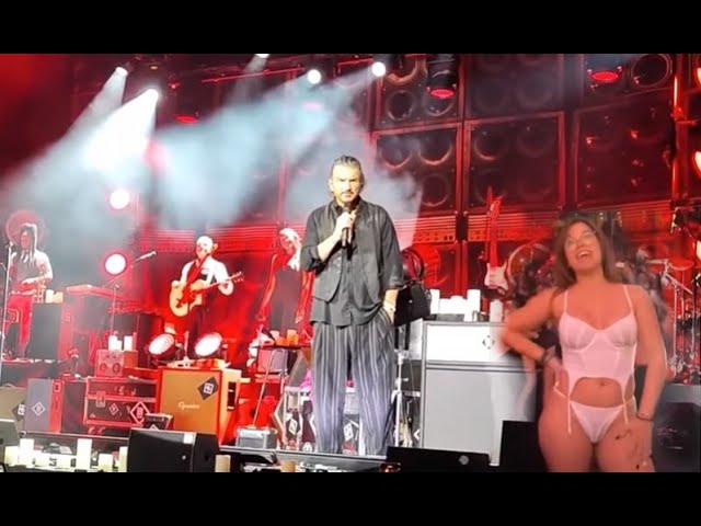 ¿Quién es la fan de Ricardo Arjona que se quitó la ropa en un concierto en Dallas?