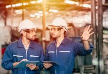 Mitad de independientes dejó de cotizar Trabajadores conversan en un entorno industrial