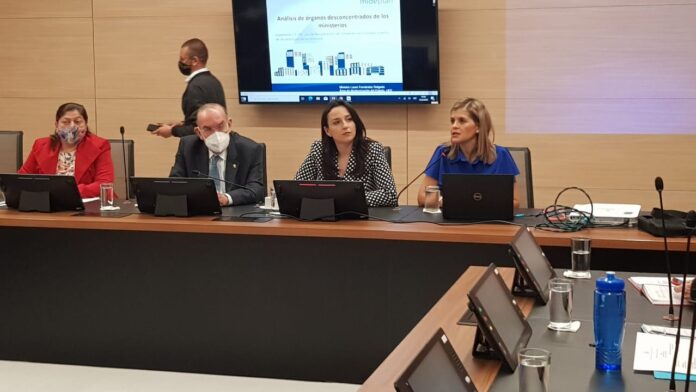 Panel de personas durante una actividad institucional
