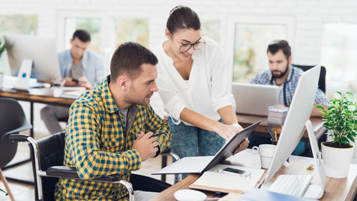 empleo joven 2 Equipo de trabajo conversa alrededor de una mesa