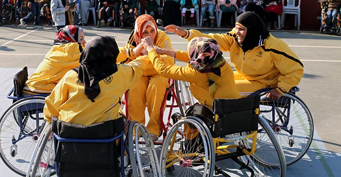 mujer y discapacidad 2 Grupo de personas usuarias de silla de ruedas participa en una actividad