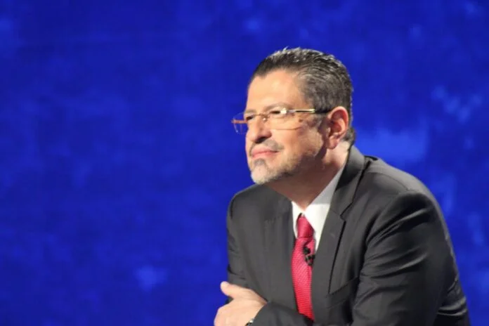 Hombre participa en una conferencia