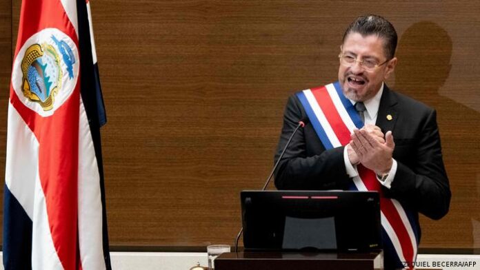 Autoridad costarricense aplaude durante un acto oficial