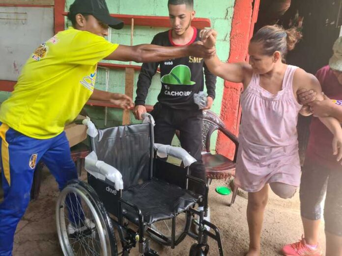 sillas madres 4 Personas ayudan a una usuaria de silla de ruedas durante una actividad