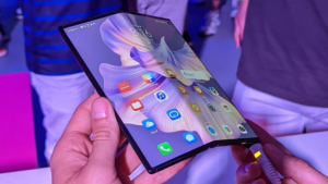 Teléfono móvil plegable sostenido con ambas manos