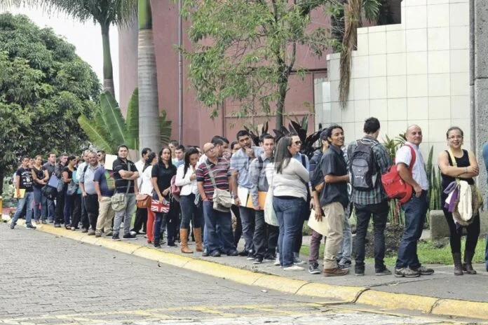 324586_gentefilaferiaempleo20151