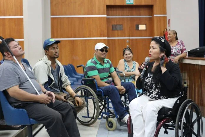 Personas participan en una reunión comunitaria