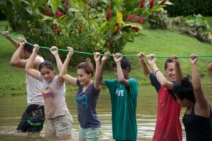 Grupo de niños realiza una actividad al aire libre