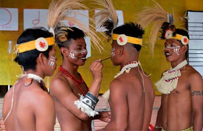indigenas gay Personas indígenas con vestimenta tradicional