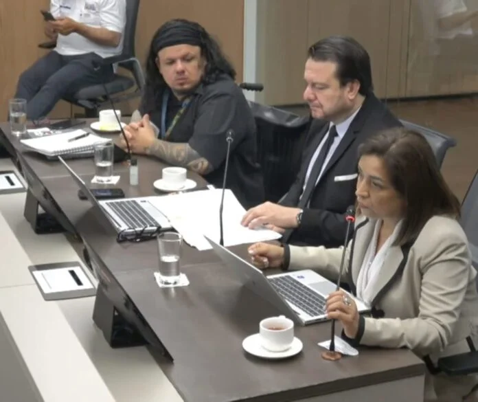 personas con discapacidad levantan la mano para hablar Personas participan en una reunión alrededor de una mesa