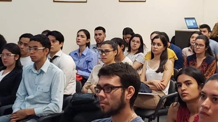 Grupo de estudiantes asiste a una charla