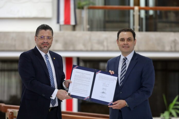 Firma-Reglamento-Nomadas-Digitales_Presidente-Rodrigo-Chaves_Foto-Julieth-Mendez_4-7-2022-23-scaled