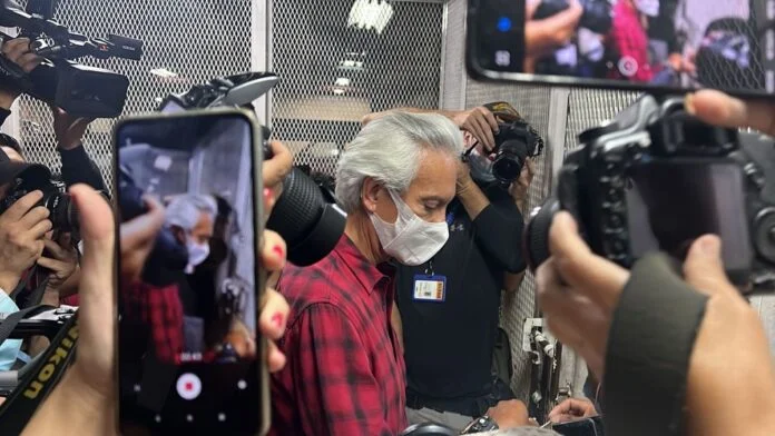 Zamora periodista guatemalteco Hombre rodeado de cámaras y periodistas