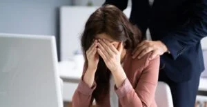 Mujer angustiada frente a una computadora
