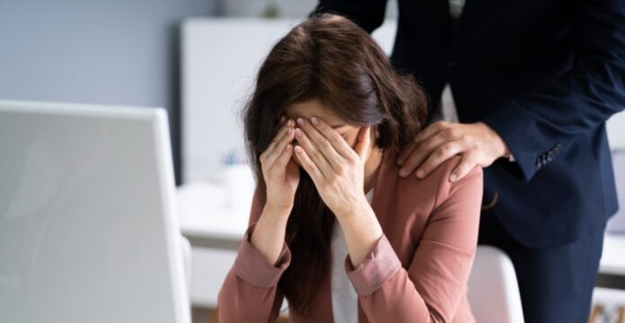 acoso Mujer angustiada frente a una computadora