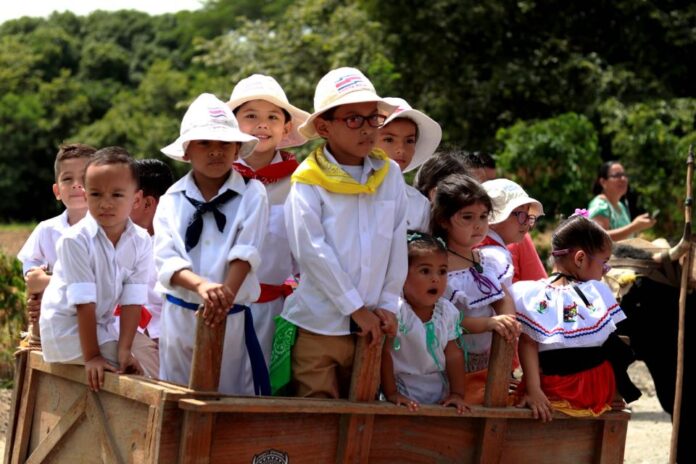 Niños participan en una actividad cultural tradicional