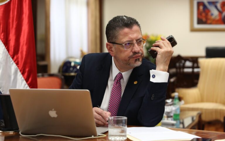 Presidente Rodrigo Chaves atiende llamada de mandatario ucraniano