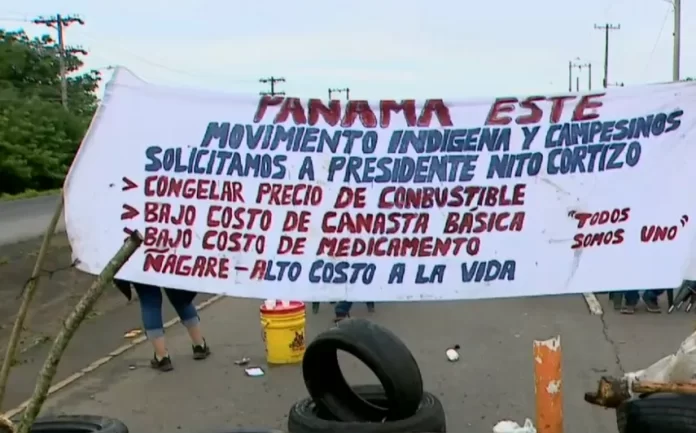 cierre panama Hombre prepara alimentos sobre una mesa