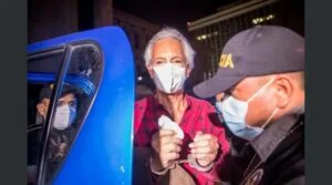 Persona es trasladada dentro de un vehículo policial