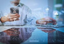 Nueva guía estratégica para comunicación municipal Persona utiliza dispositivos y servicios tecnológicos