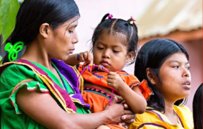 Mujeres y una niña de una comunidad indígena