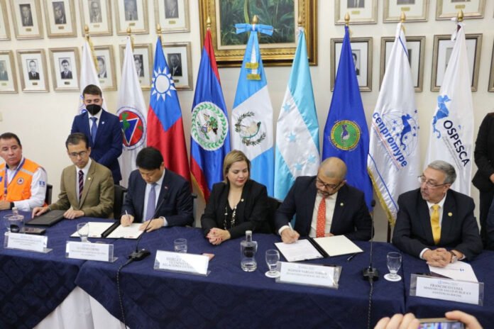 Representantes firman un acuerdo regional