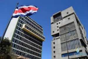 Edificios institucionales con una bandera de Costa Rica