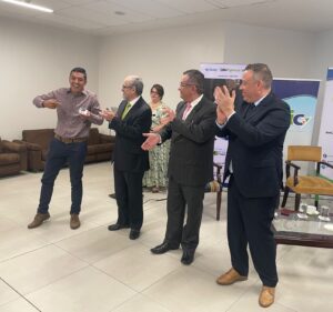 Personas participan en una actividad de reconocimiento empresarial