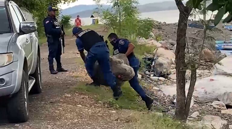 Guardacostas de Costa Rica denunciará ante Ministerio Público e INCCOPESCA a turba que arremetió contra oficiales que habían decomisado trasmallos ilegales